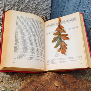 Marcapáginas de lujo hecho a mano con diseño de hoja de arce en cuero, ideal para lectura y coleccionismo, en venta. - Product Image 2
