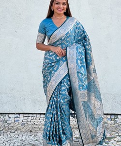Sari de Seda Azul con Patrón Floral Plateado, Traje Tradicional Indio para Bodas y Fiestas, para Mujer, Corte Regular, Largo hasta el Suelo, Alta Calidad - Product Image 3
