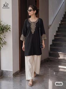 Ensemble coordonné élégant pour femmes avec haut et bas tendance pour un look décontracté, de fête et de tous les jours. - Product Image 2