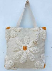 Sac fourre-tout bohème tissé à la main en gros |   Sac à bandoulière en jute à fleurs tuftées |   Sac de plage de voyage résistant à l'eau avec franges PomPom - Product Image 2