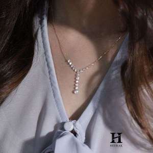 Collier en or 18 carats en forme de Y avec pendentif diamant, bijoux élégants et raffinés pour femmes - Product Image 5
