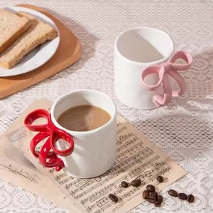 Jolie tasse à café en céramique avec de jolis nœuds colorés sur les poignées, parfaite pour les filles et les enfants. - Product Image 3