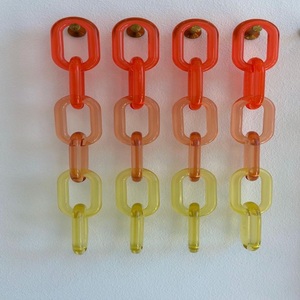 Cadena de eslabones de resina abstracta personalizada para regalos de productos de alta gama, eslabones de resina artísticos duraderos y ligeros para bolsos de hombro modernos - Product Image 2