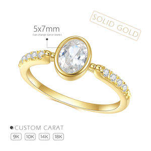 Anillo de Compromiso Ovalado de Moissanita con Engaste de Garras y Piedras Laterales Pavé, Estilo Clásico Unisex, Plata 925 con Baño de Rodio, Certificado IGI 12 - Product Image 1