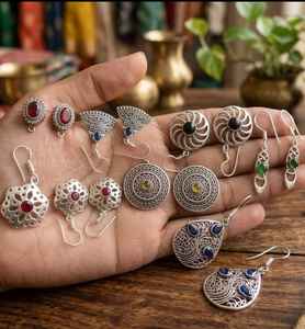 Aquí hay dos pares de pendientes de plata alemana de alta calidad, multicolor, estilo moderno, diseño étnico, estilo bohemio, intrincado. - Product Image 1