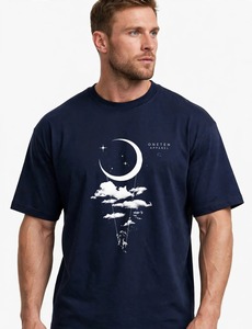 Oneten Apparel T-shirt à manches courtes et col rond pour homme, bleu marine, imprimé Moon Swing Clouds - Product Image 5