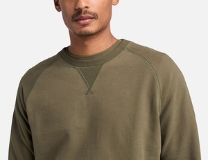 เสื้อสเวตเชิ้ตผู้ชายสีเขียวมะกอก คอกลม ผ้าฟลีซ ทรงปกติ สวมใส่สบาย พิมพ์ลายโลโก้ด้านหน้าด้วยเทคนิค Heat-Transfer ซับใน ป้องกันการหดตัว - Product Image 1
