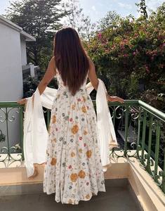 Robe Anarkali longue blanche brodée de fleurs avec dupatta, tenue décontractée d'été pour femmes indiennes et pakistanaises, en coton - Product Image 5