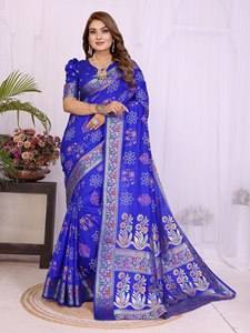 Sari en soie Dola légère et douce de qualité supérieure, imprimé Khadi Bandhej, avec bordure tissée Zari, pallu imprimé multicolore et blouse incluse. - Product Image 2