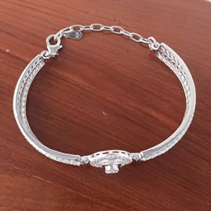 กำไลข้อมือเงินแท้ 925 รุ่น Revalia รูปวงรีประดับเพชร ดีไซน์เก๋ไก๋ ชุบเงิน งานฉลุลายสวยงาม เครื่องประดับสำหรับผู้หญิง - Product Image 3