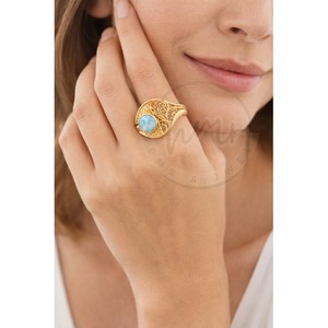 Anillo de Larimar Hecho a Mano con Baño de Oro, Banda de Latón Texturizado y Filigrana, Anillo de Diseño para Mujer - Product Image 2