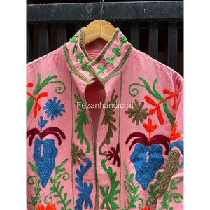 เสื้อแจ็คเก็ตผ้าฝ้ายสีชมพูปักลายดอกไม้ คอจีน ปักมือ สำหรับผู้หญิง สไตล์โบฮีเมียนชิค สำหรับฤดูใบไม้ผลิ ความยาวปกติ แขนยาวเต็มตัว - Product Image 2