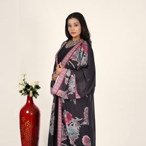 Abaya ligera con estampado floral suave, borde en contraste, mangas anchas, caída elegante, perfecta para la noche. - Product Image 3