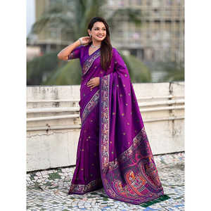 Sari de Seda Baluchari Morada con Bordado Zari de Elite Weaves para Vestimenta India y Pakistaní - Product Image 1