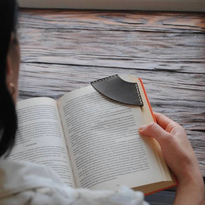 Marcador de página hecho a mano con forma de hoja de arce en cuero para diarios, agendas y colecciones de lectura, a la venta a precio de mayoreo. - Product Image 2