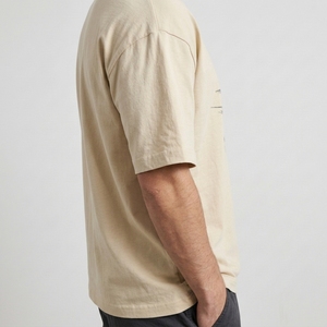 T-shirt pour homme beige surdimensionné avec motif d'équitation, art équestre noir, style streetwear moderne et décontracté - Product Image 2