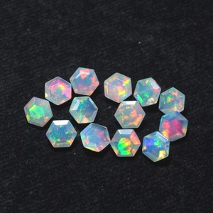 Opale blanche naturelle d'Éthiopie, taille hexagonale, pierre précieuse non montée de 8 mm, facettée, transparente et colorée avec jeu de couleurs pour la joaillerie - Product Image 1