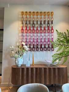 Décoration murale en chaîne de résine rouge-brun, panneau décoratif suspendu en acrylique unique, écran de séparation d'intérieur personnalisé, article en gros - Product Image 3