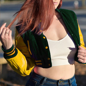 Chaqueta Corta Estilo Universitaria para Mujer, Color Verde Oscuro y Amarillo, Estilo Bomber, Mangas de Cuero Sintético, Ropa Exterior Informal, Moda Femenina - Product Image 3