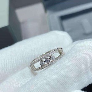 Bague de luxe en argent 925 plaqué rhodium avec moissanite, sertie de trois pierres pavées, taille brillante, haute clarté, alternative au diamant de laboratoire - Product Image 1