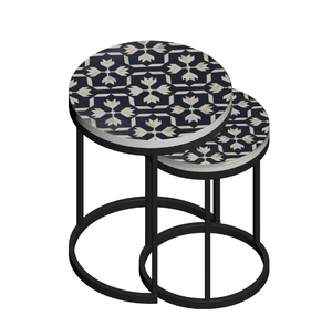 Taburete cuadrado con incrustaciones de hueso en blanco y negro, con un estante inferior y detalles florales, disponible a precios de mayorista. - Product Image 4