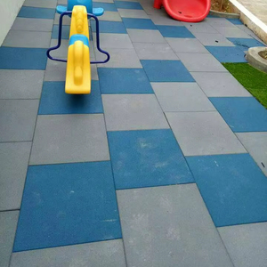Dalles de caoutchouc recyclé haute densité modernes pour gymnases et aires de jeux - Product Image 1
