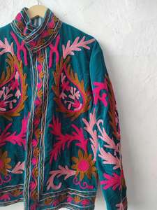 Chaqueta Bomber de Terciopelo Bordada Estilo Suzani, Hecha a Mano en India, Reversible, Ecológica, Transpirable, de Invierno, Unisex, para Mujer - Product Image 3