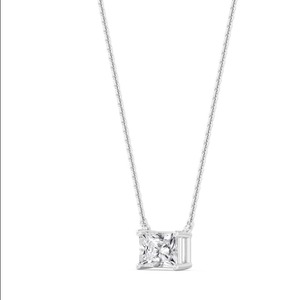 Pendentif solitaire en or rose 9 carats avec diamant de laboratoire taille radiant de 0,73 carats, pureté VS+, couleur E-F, à quatre griffes - Product Image 2