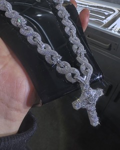 Pendentif croix en moissanite de qualité supérieure pour bijoux de mariée et de mariage, disponible pour une livraison mondiale - Product Image 4