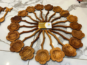 Cuchara de madera roja con forma de flor, filtro de té de madera, herramienta vietnamita ecológica vintage, utensilios de cocina de madera de acacia natural, cuchara ranurada para té - Product Image 4