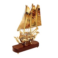 Sculpture de bateau en laiton plaqué or, décoration nautique en métal, objet décoratif de table sur socle en bois pour la maison ou le bureau
