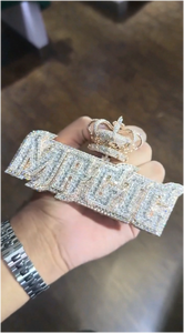 จี้เพชรโมอิสซาไนต์ทรงบาแกตต์แบบฮิปฮอป  จี้เงินแท้ 925 ประดับเพชรโมอิสซาไนต์  พร้อมสลักอักษรตามสั่ง สำหรับทุกเพศ - Product Image 2