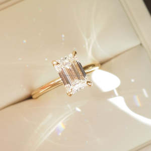 Anillo de compromiso minimalista con diamante solitario de 2 quilates, corte esmeralda, certificado IGI, cultivado en laboratorio, regalo de boda, oro amarillo de 14k para mujer - Product Image 5