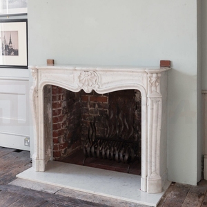 Inserto per Caminetto Elettrico o <span class=keywords><strong>a</strong></span> <span class=keywords><strong>Gas</strong></span> in Marmo Bianco di Carrara Personalizzato, <span class=keywords><strong>Design</strong></span> Moderno per Ville con Supporti TV - Product Image 1