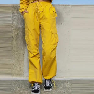 Conjunto deportivo de dos piezas para mujer, estilo streetwear personalizado, cortavientos, largo completo, ligero, oversize, de nailon liso. - Product Image 3