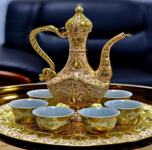 Magnifique surahi en cuivre orné d'un évier incurvé et de six petites tasses incrustées de pierres ambrées, à prix de gros. - Product Image 3