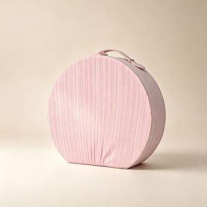 Boîte cosmétique rigide rose arrondie avec logo personnalisé, doublure en satin et poignée pour emballage cadeau beauté - Product Image 1