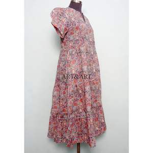 Robe mi-longue en coton tricoté à imprimé floral numérique, col en V, manches courtes, coupe trapèze, écologique, respirante, douce et naturelle - Product Image 4