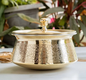 El brillante utensilio de latón pulido presenta un distintivo borde superior ancho y un cuerpo martillado. Disponible a precio de mayorista. - Product Image 2