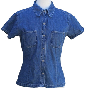 เสื้อเชิ้ตยีนส์แขนสั้นผู้หญิง แบรนด์ Harry Johnson Production คอปก ติดกระดุม มีกระเป๋าหน้า สีซีดปานกลาง ทรงลำลอง - Product Image 1