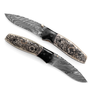 Cuchillo plegable de bolsillo de acero de Damasco de grado industrial OEM - Mango de hueso de camello con grabado láser - Perilla de pulgar con diseño victoriano - Product Image 1