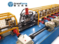Machine de formage à froid pour panneaux de porte à enroulement en mousse PU 100PU, fabrication de panneaux de porte à enroulement pour bâtiments, fabricant et exportateur direct