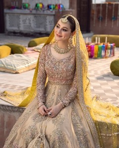 Élégante Robe de Soirée Traditionnelle en Soie Beige Jaune Brodé, Prête à Porter, pour Mariage et Fêtes, Style Lehenga Choli, pour Femmes d'Inde et du Pakistan - Product Image 3