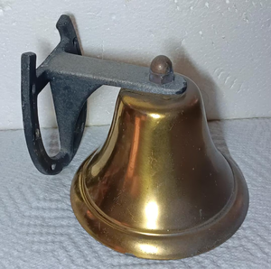 Paire de têtes d'éléphants décoratives murales en laiton, ornées d'une incrustation de pierres rouges colorées, avec une petite clochette dans le bec. - Product Image 4