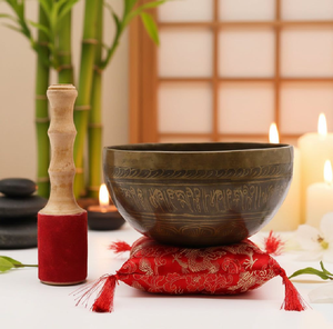 Cuenco de latón cepillado con escritura tibetana grabada para limpieza de chakras, equilibrio, sanación y terapia de sonido disponible a precios de mayorista. - Product Image 4