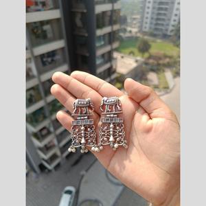 Pendientes Colgantes de Piedra Pota Oxidada y Perlas |   Elegante Joyería de Perlas para Mujeres y Niñas para uso festivo y tradicional - Product Image 1