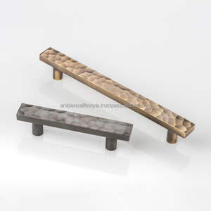 Tirador de metal duradero diseñado para uso prolongado en puertas de gabinetes, cajones y muebles. - Product Image 3