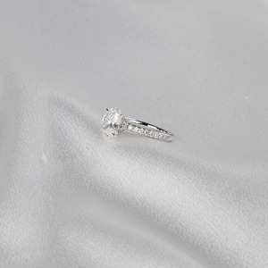 Bague de fiançailles ovale en diamant de laboratoire 1,00 carat sertie à griffes en or blanc 14 carats, certifiée IGI, bijoux de mariage minimalistes pour femme - Product Image 4