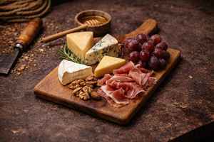 Planche à découper en bois d'acacia de qualité supérieure, artisanale, durable et élégante, avec poignée, idéale pour les charcuteries - Product Image 2