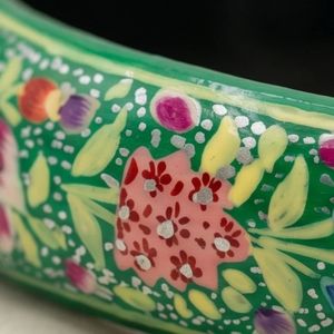 Bracelet manchette en céramique à motif floral, bijoux ethniques verts, bracelet en bois vert émeraude peint à la main avec motifs floraux raffinés - Product Image 6